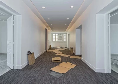 Faux-plafond installé par BATIMATOS dans des bureaux professionnels à Paris.