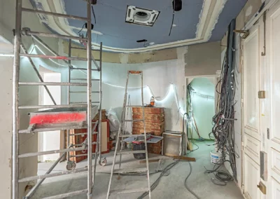 Vue d'ensemble des travaux en cours pour un faux-plafond et isolation thermique par l'intérieur dans un bâtiment parisien