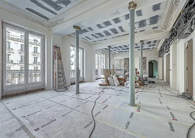 Chantier en cours d'isolation thermique par l'intérieur et pose de faux-plafond avenue de l'Opéra à Paris