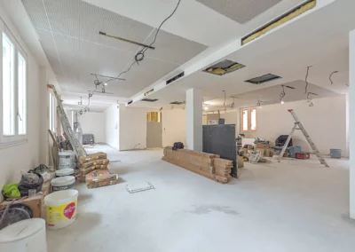 BATIMATOS installe un faux-plafond Rockfon Mono® Acoustic cintré dans des bureaux à Paris.