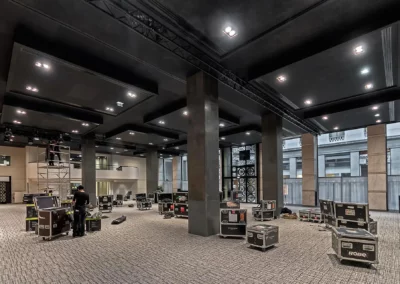 Plafond acoustique et coupe-feu installé par BATIMATOS dans une salle de réception du Pavillon Vendôme.