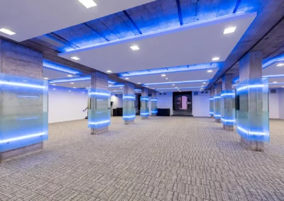 Plafond acoustique installé par BATIMATOS dans un salon d'événement du Pavillon Vendôme à Paris.