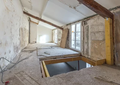 Faux-plafonds posés par BATIMATOS dans un duplex rue de l'Université à Paris.