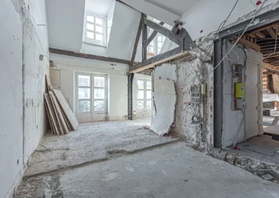 BATIMATOS installe des cloisons dans un duplex situé rue de l'Université à Paris.