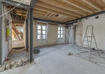 Chantier de cloisons en cours par BATIMATOS dans un duplex rue de l'Université à Paris.