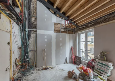 Pose de cloisons dans le duplex d'un particulier à Paris