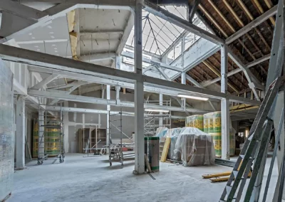 BATIMATOS en train de poser un faux-plafond dans un bâtiment professionnel à Paris.