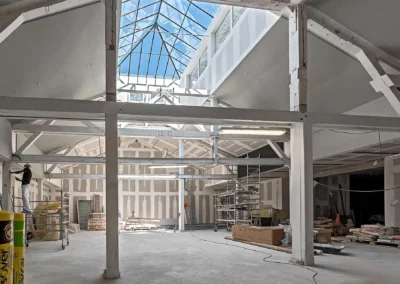 BATIMATOS pose un faux-plafond dans un immeuble professionnel à Paris, rue de Turenne.