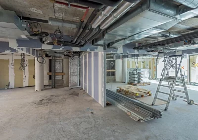 Photo 13 des travaux de faux-plafonds en bacs métalliques, isolation des façades par l’intérieur et de cloisons pour un professionnel par BATIMATOS