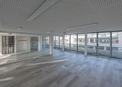 Photo 20 des travaux de faux-plafonds en bacs métalliques, isolation des façades par l’intérieur et de cloisons pour un professionnel par BATIMATOS